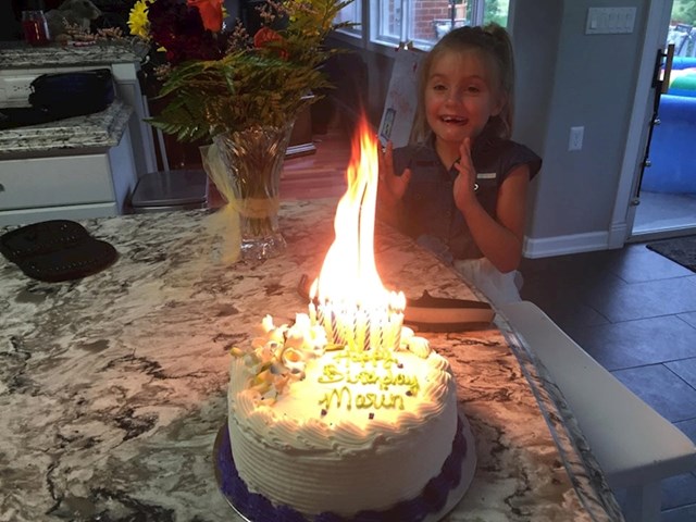 Tvrdila je da svijeće na torti mogu stajati preblizu jedna drugoj