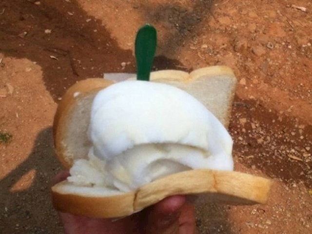 "Naručio sam 'Ice cream sandwich' desert u Tajlandu. Dali su nam ovo."