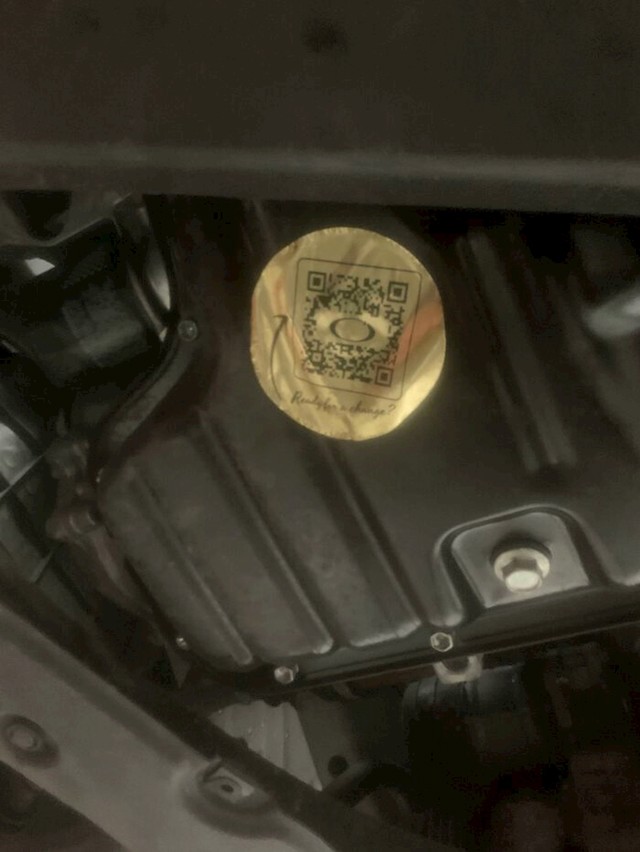 Netko je stavio sticker na mjesto gdje se mijenja ulje, kad ga skeniraš dobiješ ponudu za posao kod konkurencije