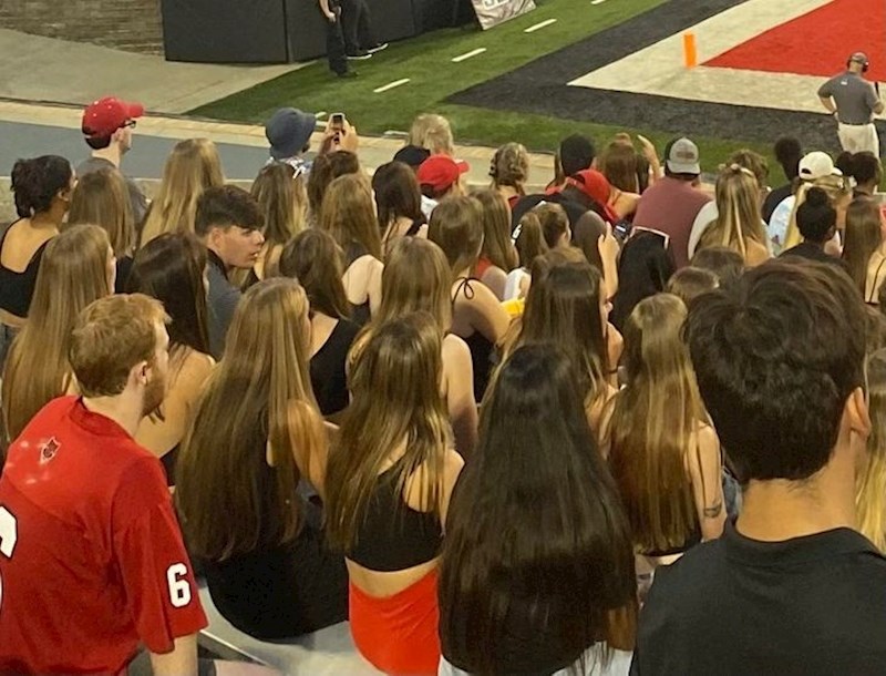 Sve cure na utakmici imale su kosu iste boje