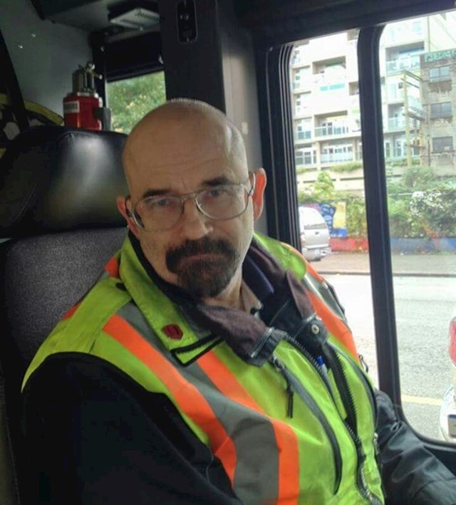 Vozač autobusa u ovom kvartu je isti Walter White iz hit serije "Breaking Bad"