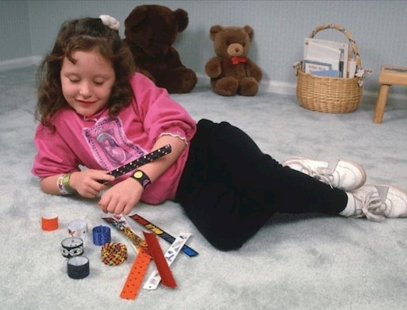 Narukvice koje pljesnu na ruku i zamotaju se oko zapešća