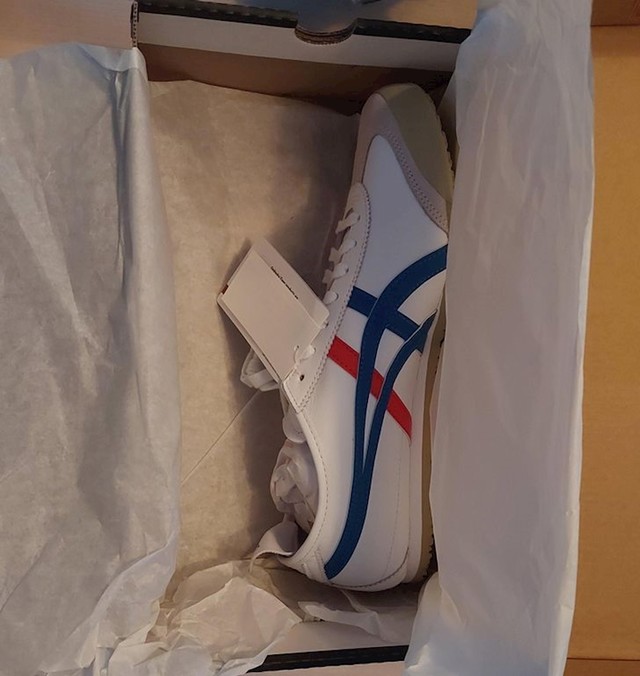 Prvi put je naručila tenisice s interneta
