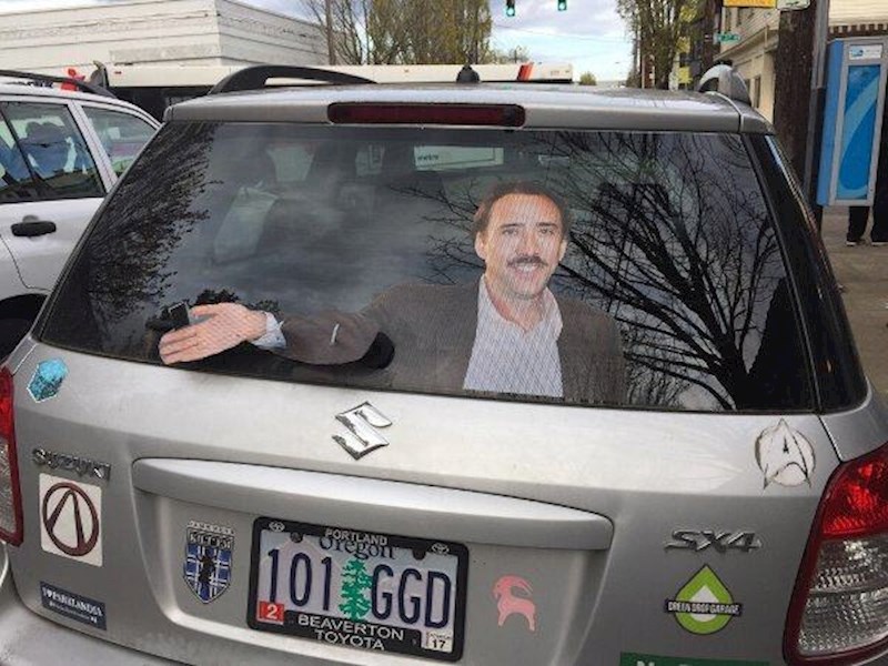 Voljeli bi se naći iza njega po kiši