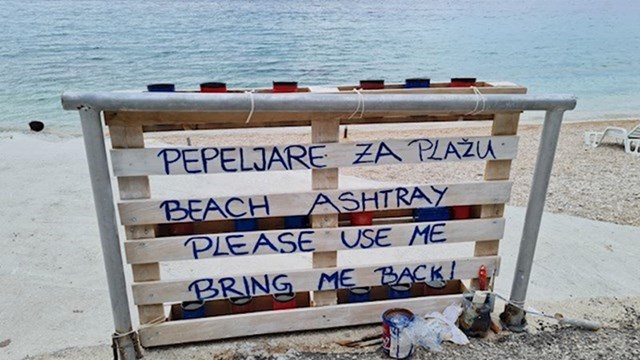 Update: Nakon objave članka dobili smo info kako ista komunalna pepeljara već dulje vremena postoji na plaži u Mimicama kraj Omiša