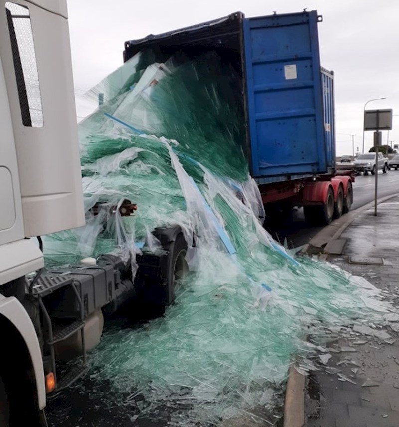 Radim kao vozač u tvornici stakla. Ovo je bio bučan sudar