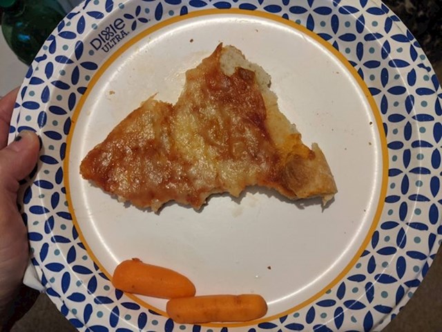Ovo kako moj sin jede pizzu je neoprostivo