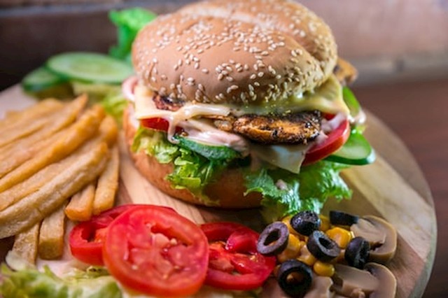 Fast food- kao djeca smo ih obožavali jer su bili dopušteni samo rijetko, vikendom ili na praznicima, pa smo ih doživljavali kao poslastice; a sada je domaća kuhana hrana prava poslasatica