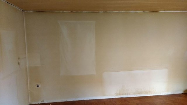 Iseljavanje pušača iz stana, točno se vidi gdje su bili kauč i slika