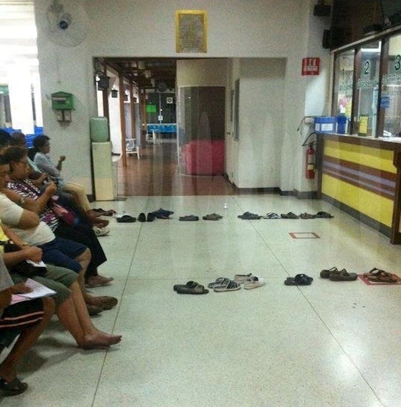 Ovako se čeka red, a ne bezveze stajati na nogama