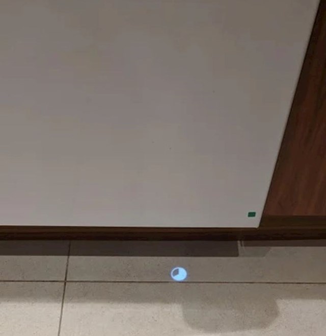 Perilica ima timer koji svijetli na podu