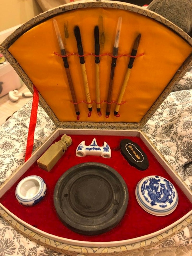 Besplatno je dobila kineski set za kaliografiju