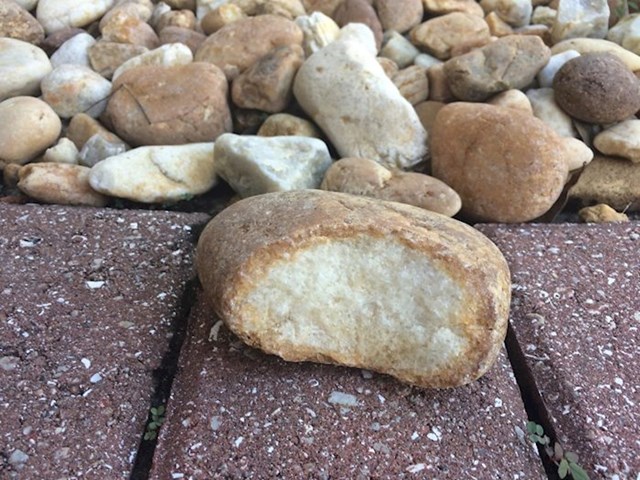 Kamen ili odgriženi komad kruha