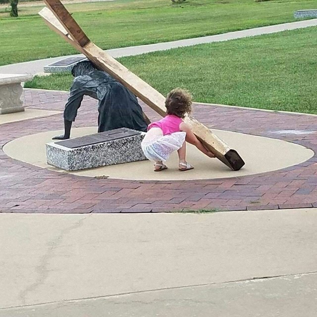 Slatkica želi pomoći nositi križ