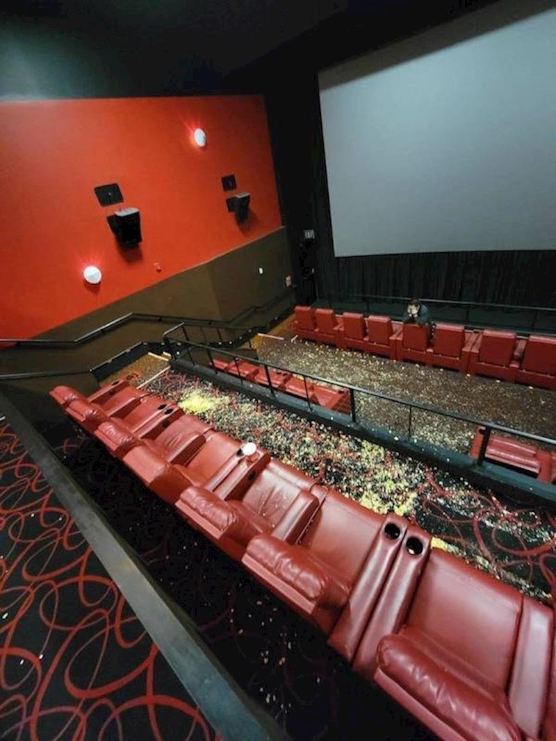 Nesretni radnik nakon projekcije tinejdžerskog filma