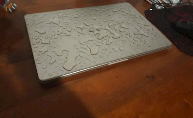 Došao sam kući i vidio da je krov procurio točno na laptop