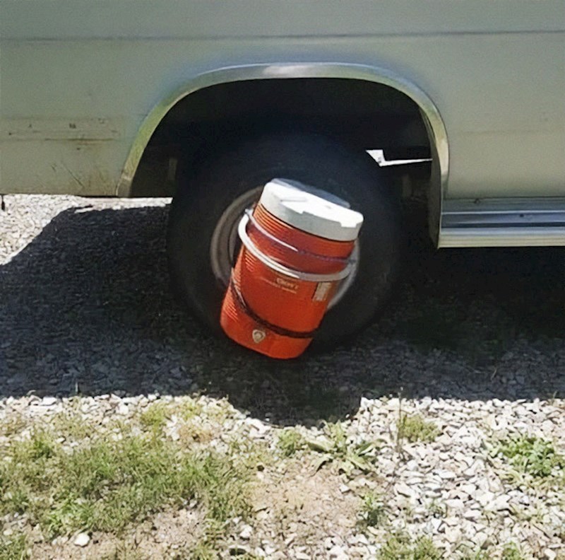 Kad godišnji provodiš u kamperu, onda ovako pereš odjeću, sve u kantu, malo vode, malo deterdženta i vozi