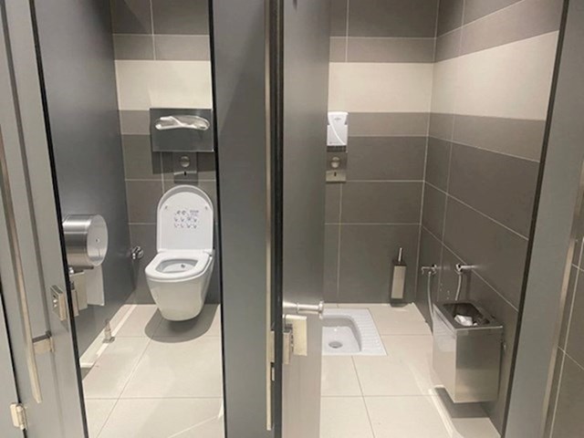 Postoje dvije vrste javnih zahoda. Kabine u javnim zahodima podijeljene su u dvije vrste - one s uobičajenim WC-ima i one s podnim WC-ima. Štoviše, sami Turci smatraju drugu mogućnost higijenskijom. Ovu vrstu WC-a lakše je očistiti, a osoba ne mora dodirivati sjedalo.