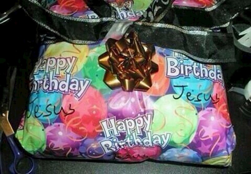 Kad ti ponestane ukrasnog papira za Božić pa iskoristiš što imaš ("sretan rođendan Isuse")