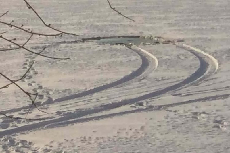 Slika koja govori tisuću riječi 😂 Vidimo mjeste gdje je auto uronilo u tanki led, ali vidimo i otiske stopala kako idu od tamo pa pretpostavljamo da se sretno izvukao