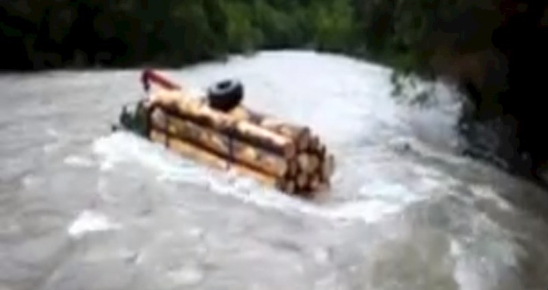 Potpuno natovarenim kamionom pokušao je prijeći nabujalu rijeku, snimku je prenapeto gledati
