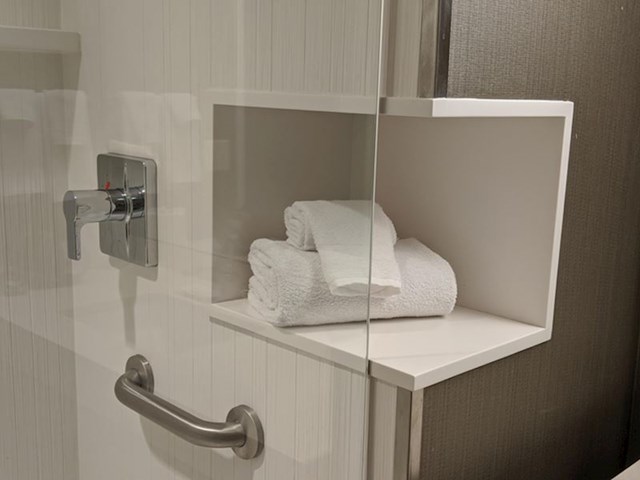 Odličan dizajn prostora za odlaganje ručnika u kupaoni