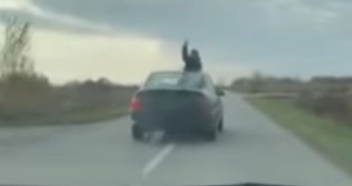 YouTubeom se širi šokantna snimka iz Siska: Pijan vozi auto nogama