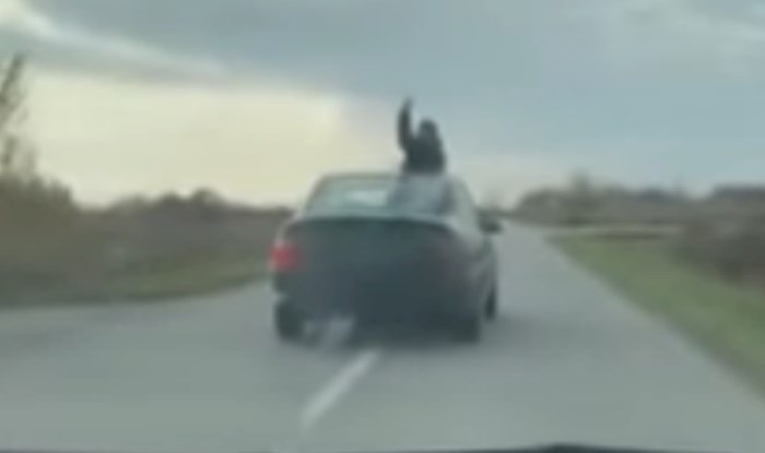 YouTubeom se širi šokantna snimka iz Siska: Pijan vozi auto nogama