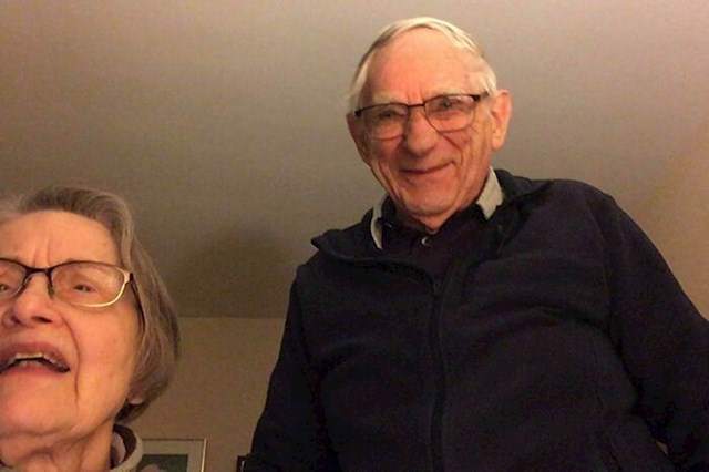 Moji djed i baka su napokon naučili videopoziv i sad se prvi put vidimo nakon nekoliko mjeseci. Ovo je izraz lica mog djeda kada me ugledao