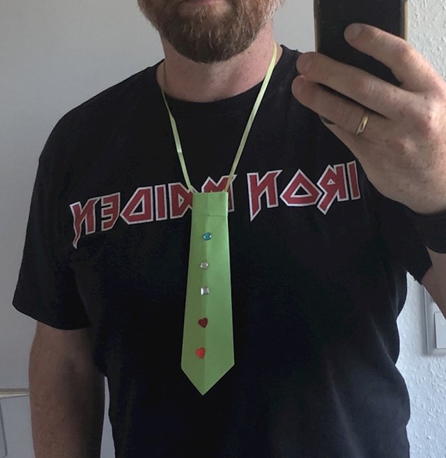 "Nije da se hvalim, ali je li ovo najljepša kravata koju ste ikad vidjeli? Moje curice su mi je napravile za Dan očeva."