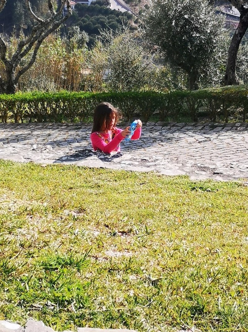 Ne, djevojčica nije zapela u betonu