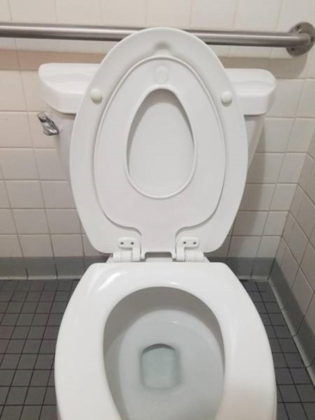 Ovaj WC ima i manji sjedalo za djecu.