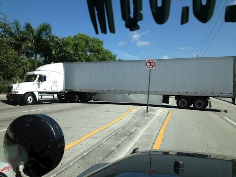 "Išao se okrenuti i sad smo oboje zaglavili na ovoj cesti."