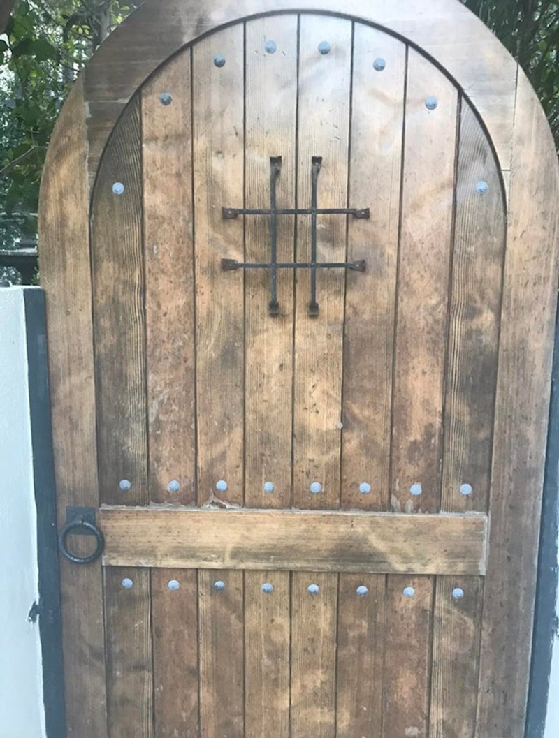 Netko je zaboravio napraviti otvor za prozor gdje su ove rešetke