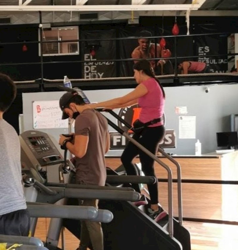 Izgleda kao da ga mazi po vratu