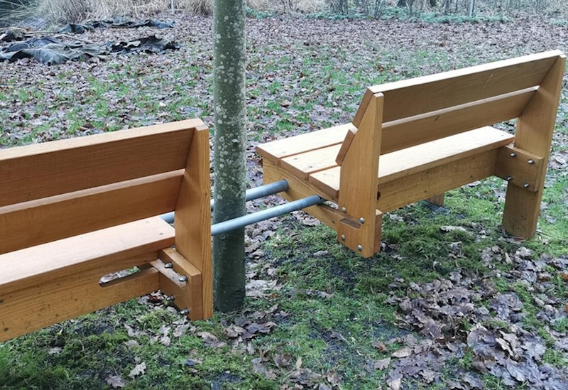 Ove šipke koje drže klupu se mogu još proširivati kako bi ovo drvo između moglo slobodno rasti (iako se pitamo jesu se klupe mogle pomaknuti pola metra naprijed)