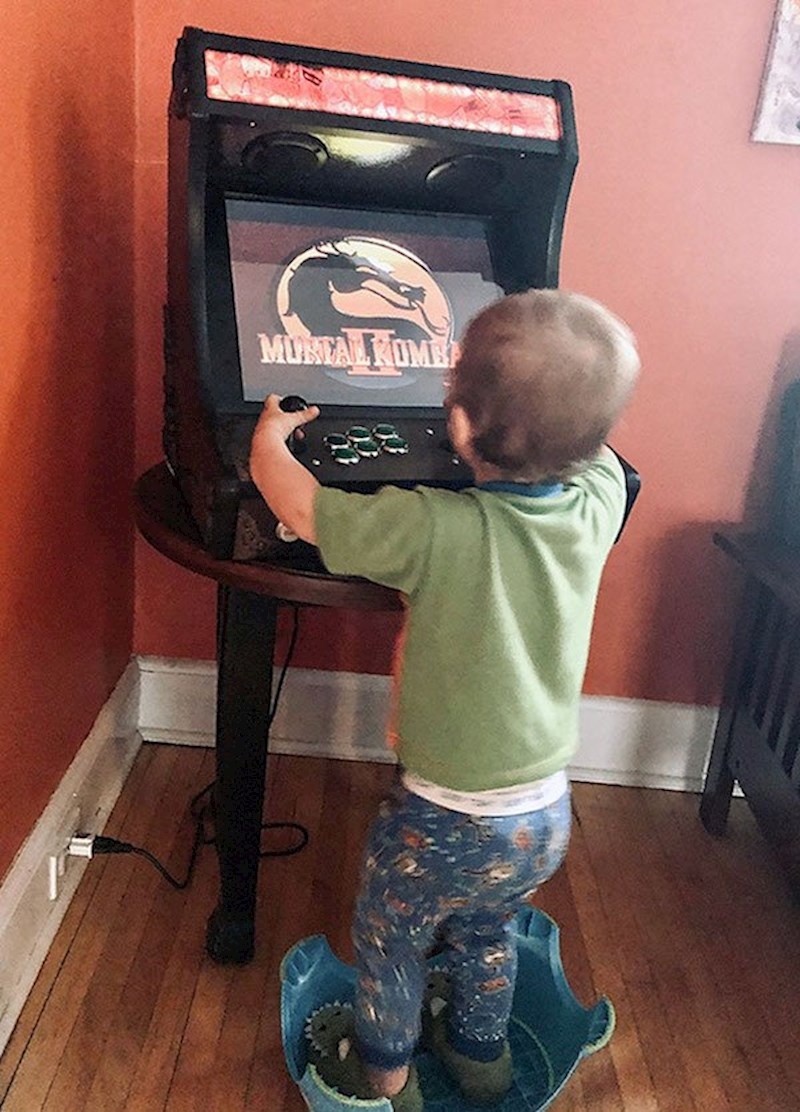 Donio je stolicu da bolje vidi ekran