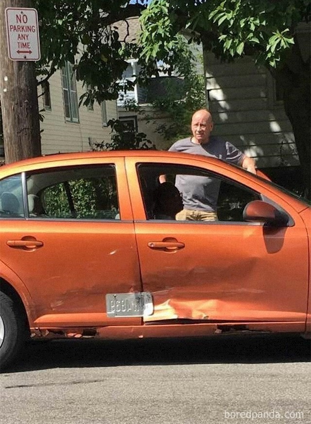 Netko mu je udario auto i pobjegao. Nažalost ili nasreću nije primjetio da je ostavio registraciju