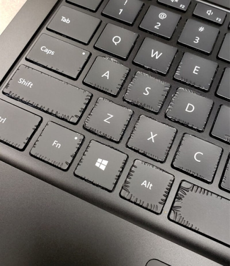 Tvrtka koja radi je uvela obaveznu dezinfekciju uređaja, ovo je njegov novi laptop od 15 tisuća kuna