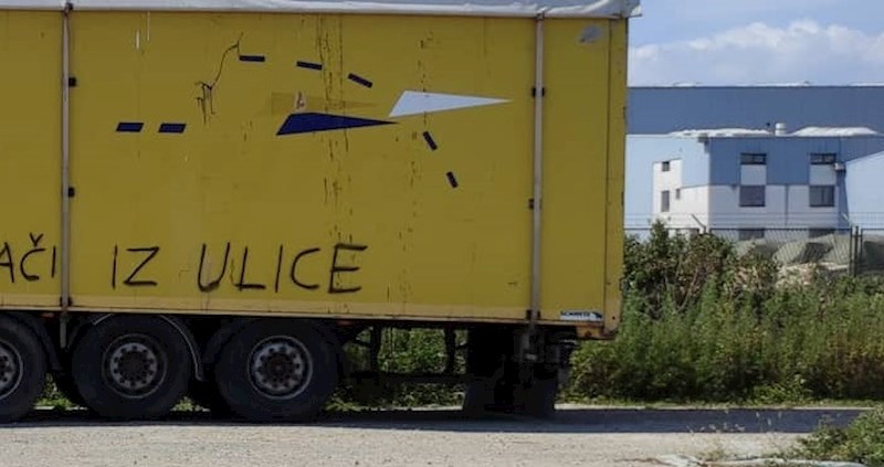 Netko je u Zagrebu ostavio prikolicu kraj ceste, stanari su mu odlučili napisati što misle o tome