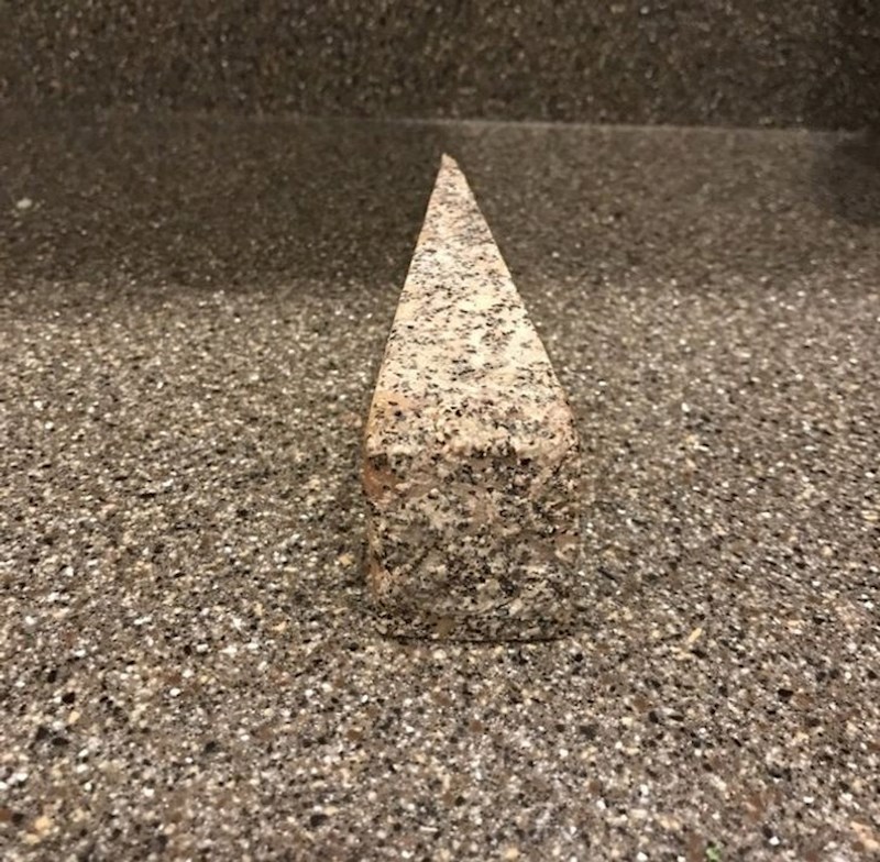 Još jedna kamuflaža, komad sira na kuhinjskoj ploči