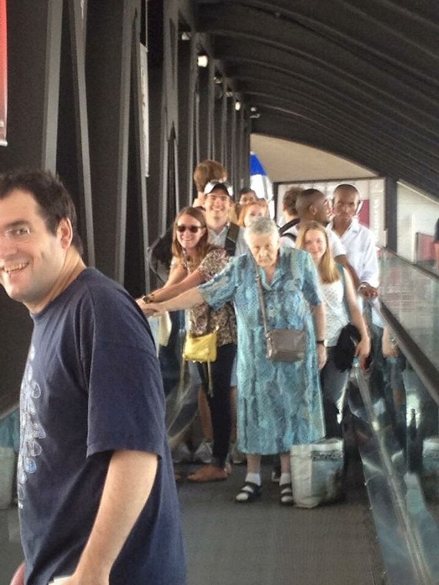 Ponekad je dobro usporiti, osvrnuti se oko sebe, razmisliti.. Da im nije bilo nje, ne bi imali to vrijeme za sebe :D
