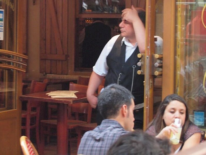 10. Obratite pozornost na osoblje. Ako je osoblje apatično, iznervirano, nezainteresirano, velike su šanse da je restoranu ne ide baš najbolje pa se neće ni nešto posebno truditi oko vaše hrane. Ako je osoblje veselo i komuniciraju jedni s drugima, šanse su da sve ide glatko i da tu želite jesti