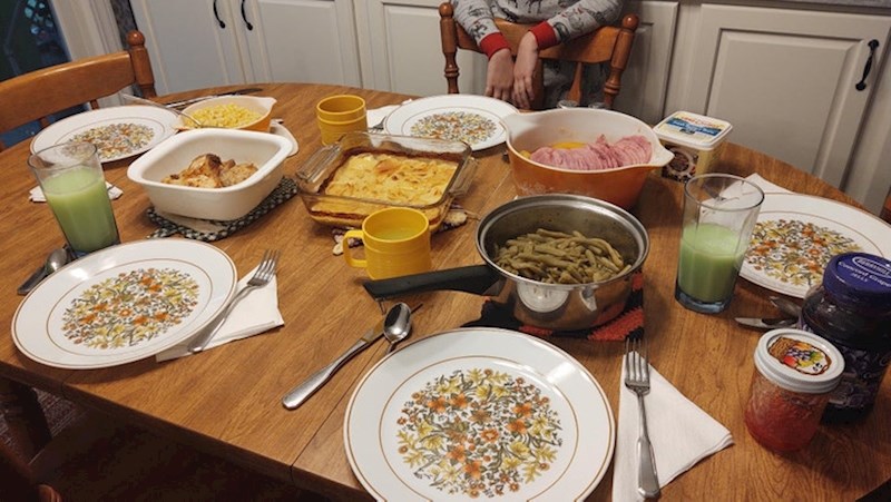 Mama je umrla na Božić, a ona je uvijek bila glavnu kuharica za našu obitelj, ovo je prvi blagdanski obrok nakon njene smrti, tata i ja smo ga zajedno pripremili.