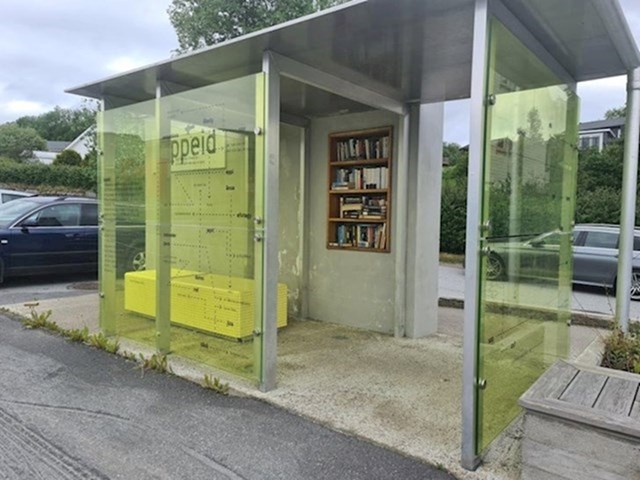 Ovo je autobusna stanica s knjigama za čitanje dok čekate