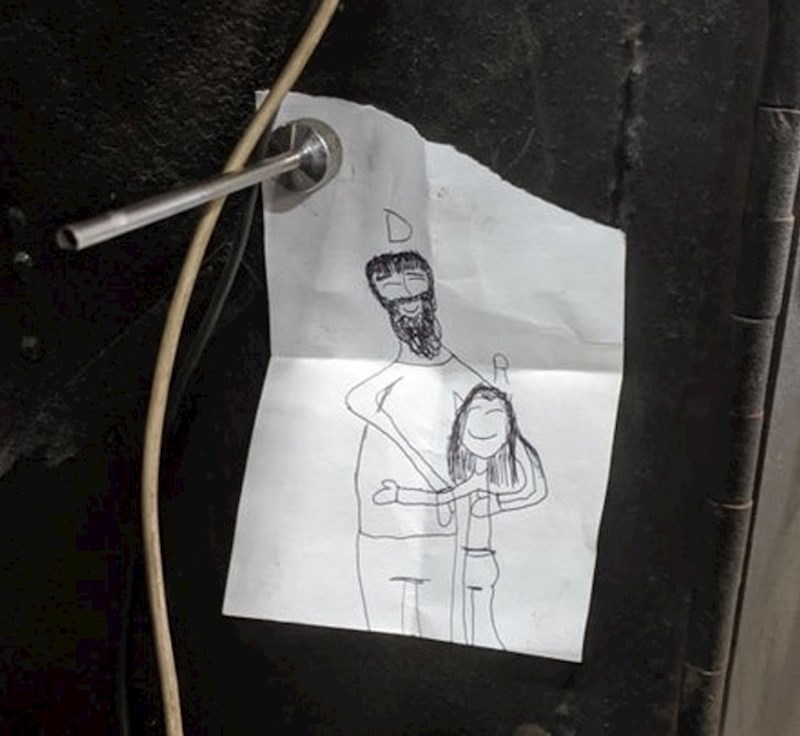 "Radim 60 sati tjedno pa mi je moja curica (8 god) nacrtala ovu sliku da ju zalijepim na ormarić i sad mi nekako lakše i brže prođe radni dan"