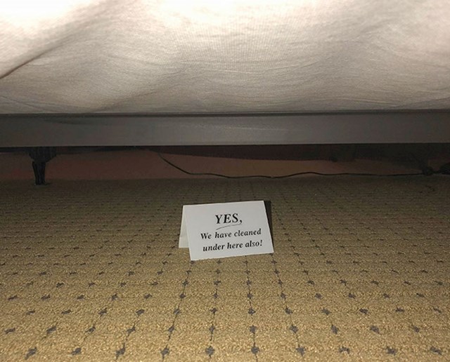 U ovom hotelu su se potrudili i stavili znak da je i dio ispod kreveta očišćen