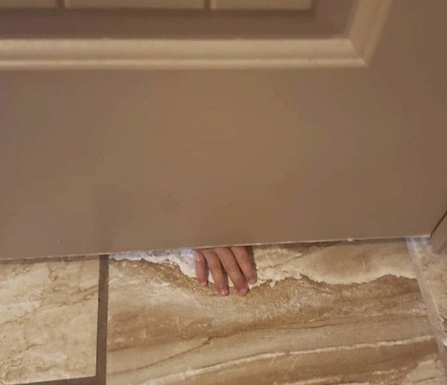 Pokušala sam otići na WC i biti sama 3 minute. Nakon 20 sekundi: