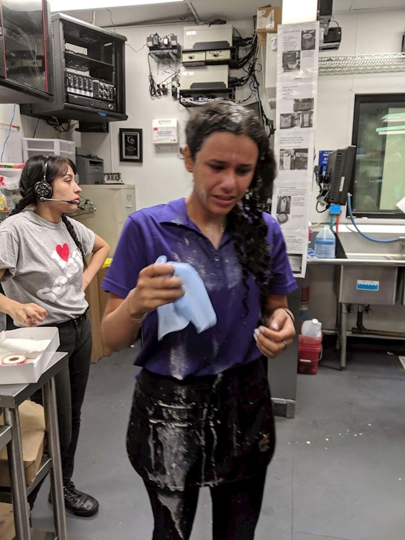 Donijela mu je krivu kavu, gađao ju je njome