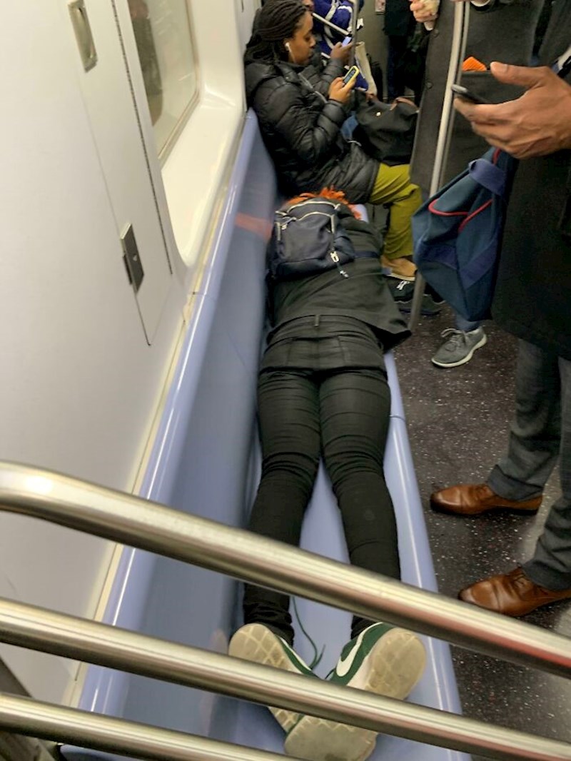 Zauzela je čitavu klupu tijekom rush houra